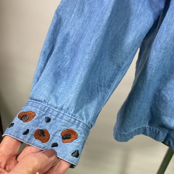 Belle Pointe Top Women Size M Chambray Long Sleeve Button Up Embroidery - Picture 4 of 10